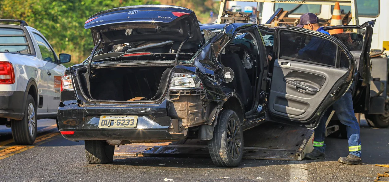 Veículo ficou totalmente destruído