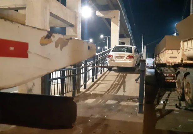 Veículo subiu a alça da passarela cerca de 30 metros