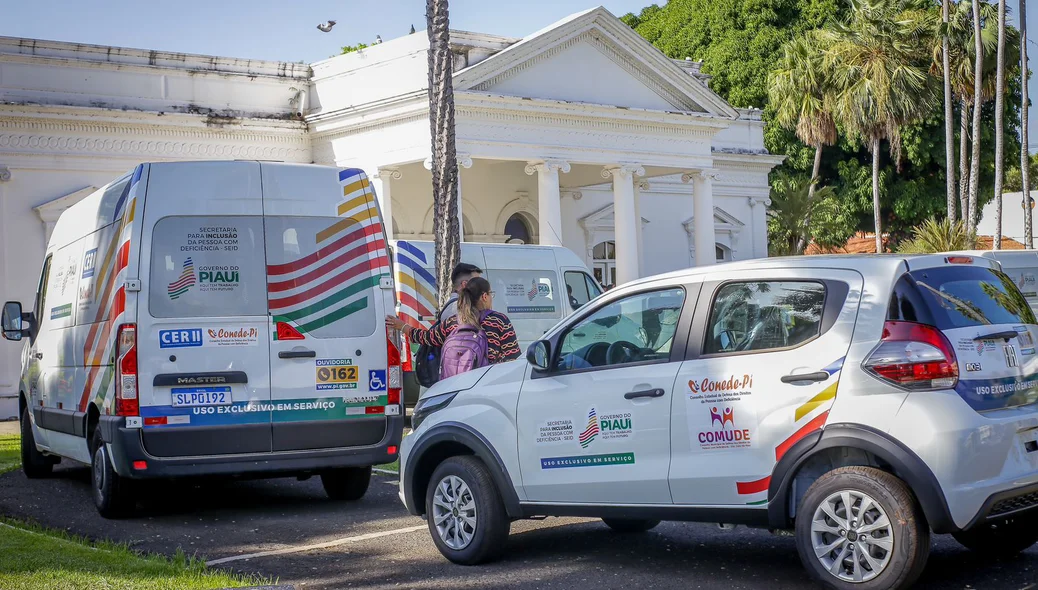 Veículos entregues em solenidade no Palácio de Karnak