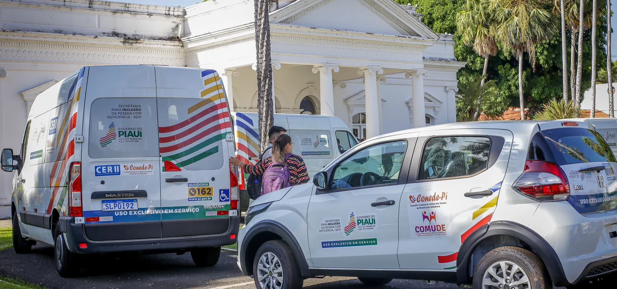 Veículos entregues em solenidade no Palácio de Karnak