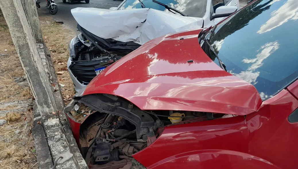 Veículos ficaram com a parte dianteira destruída