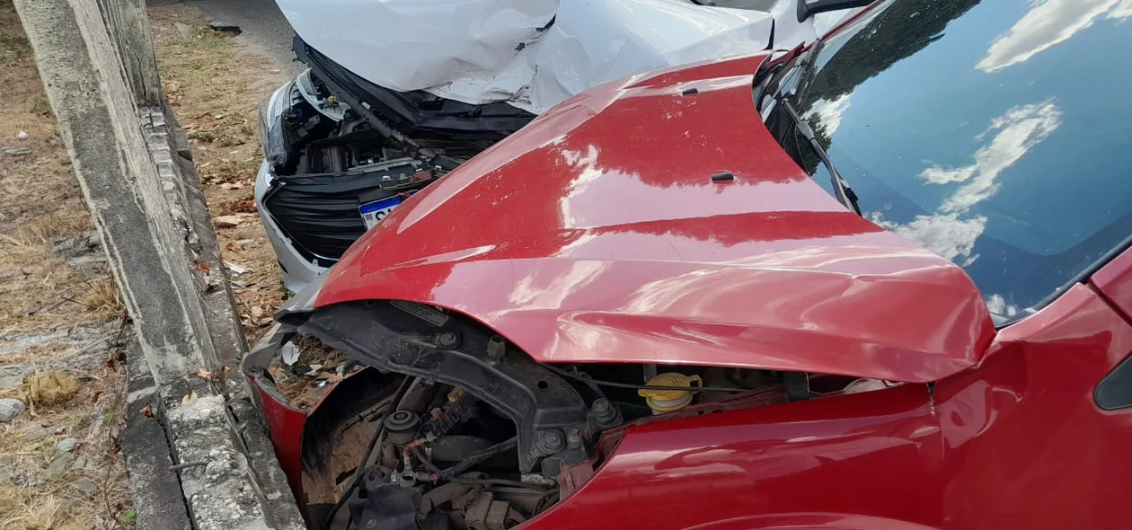 Veículos ficaram com a parte dianteira destruída