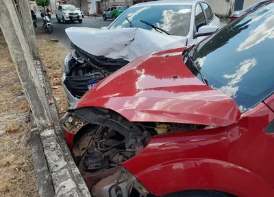 Veículos ficaram com a parte dianteira destruída
