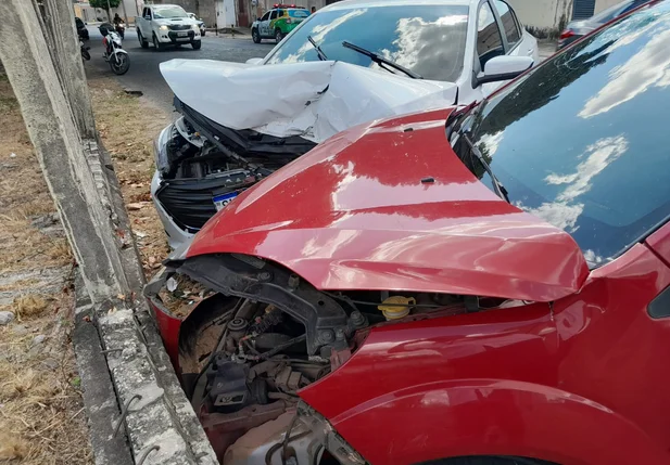 Veículos ficaram com a parte dianteira destruída