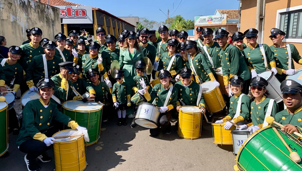 Vinte pelotões, representando diversos segmentos da sociedade, se concentraram em frente ao Banco do Brasil