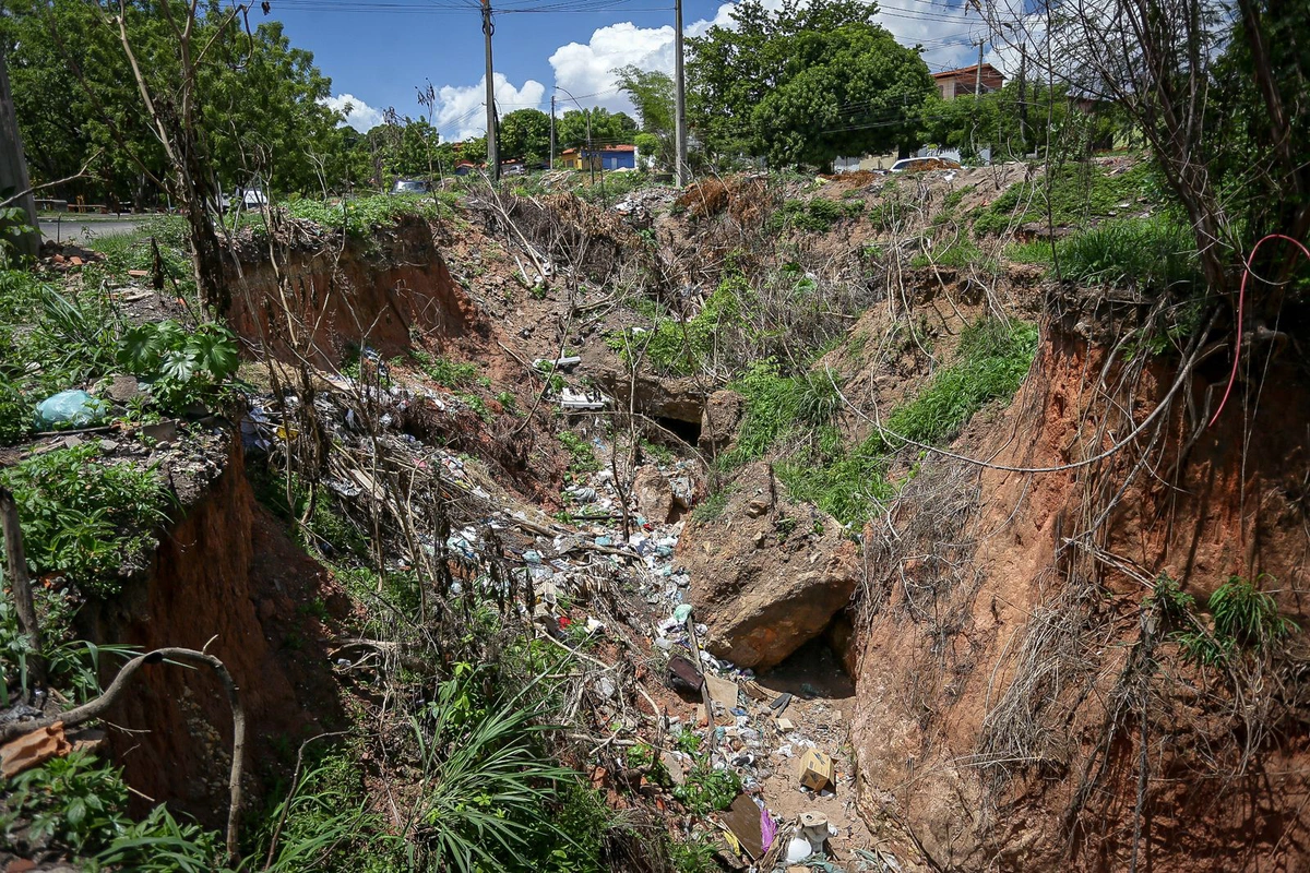 A cratera abriu após fortes chuvas