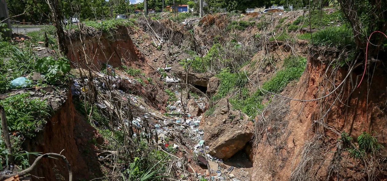 A cratera abriu após fortes chuvas