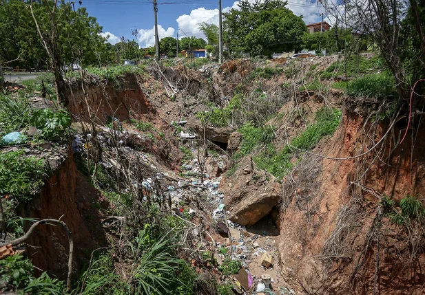 A cratera abriu após fortes chuvas