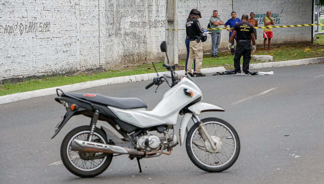 A Polícia Civil realizando a perícia