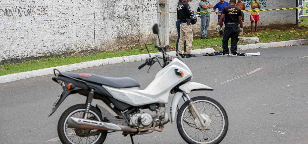 A Polícia Civil realizando a perícia