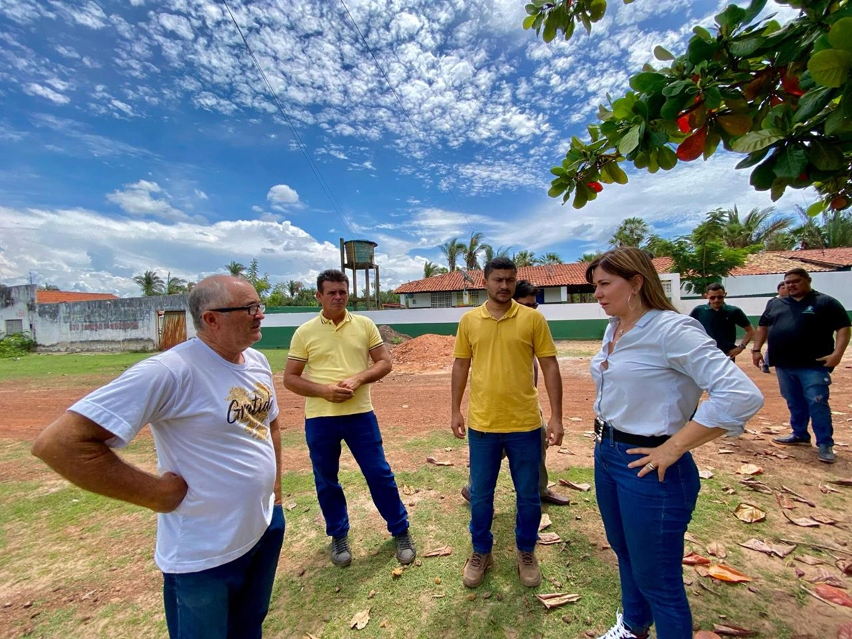 A prefeita Ivanária Sampaio, no local onde será construído a nova escola