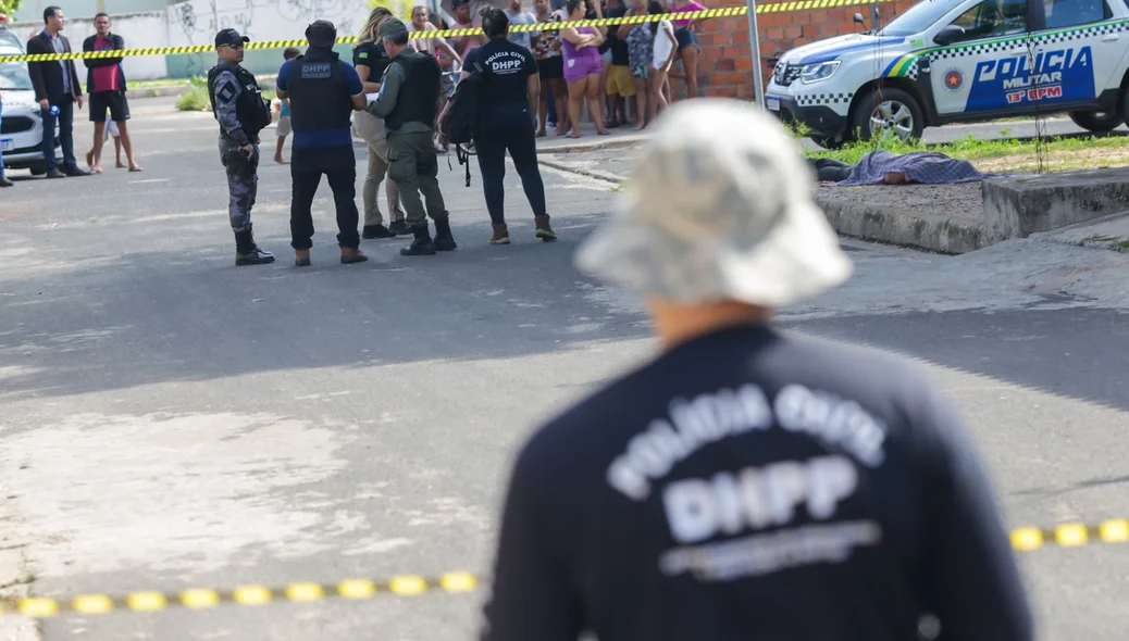 A vítima caiu sem vida na porta de uma casa
