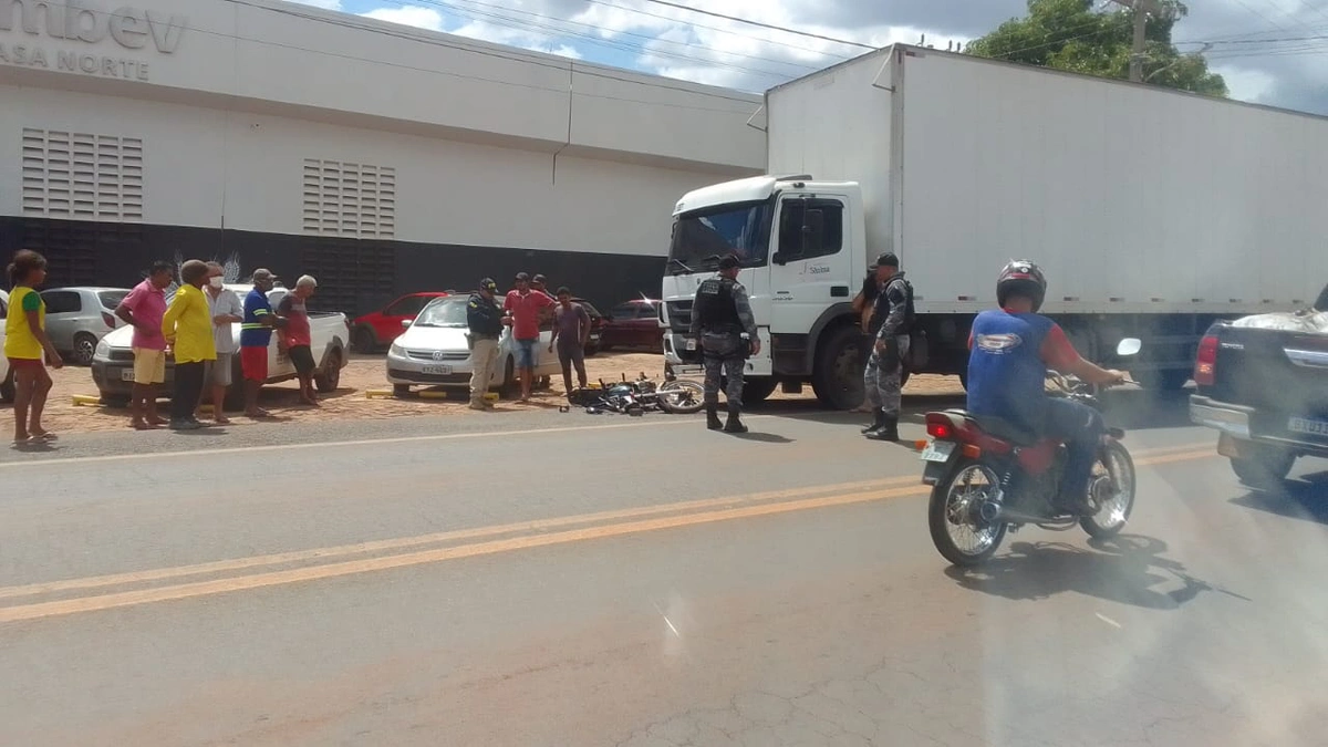 Acidente entre caminhão e moto deixou dois feridos