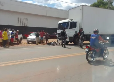 Acidente entre caminhão e moto deixou dois feridos