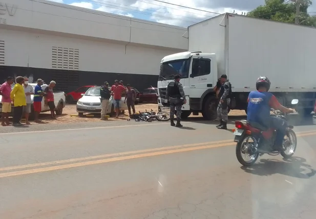 Acidente entre caminhão e moto deixou dois feridos