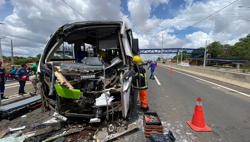 Acidente envolvendo micro-ônibus de Transporte Eficiente