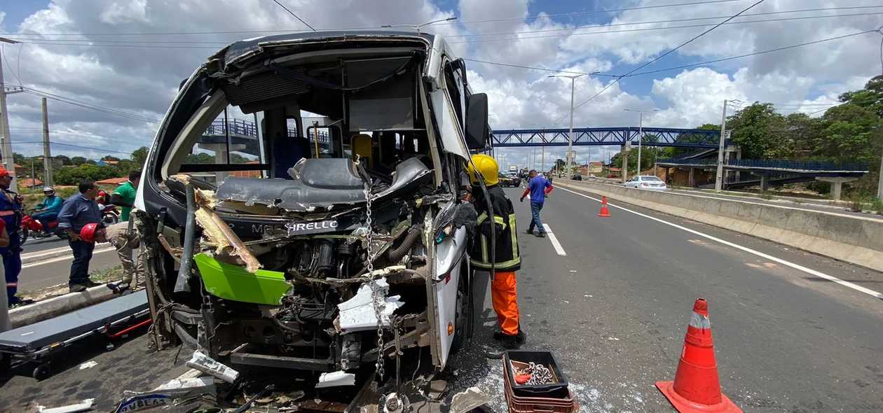 Acidente envolvendo micro-ônibus de Transporte Eficiente