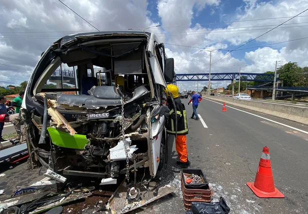 Acidente envolvendo micro-ônibus de Transporte Eficiente