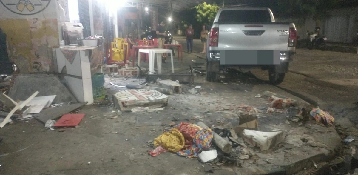 Acidente no bairro Pirajá deixa dono de estabelecimento ferido