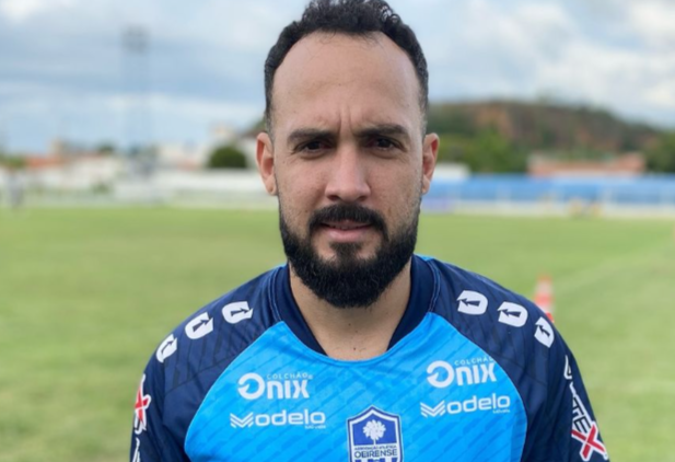 Alexandre Santana, meio-campo do Oeirense
