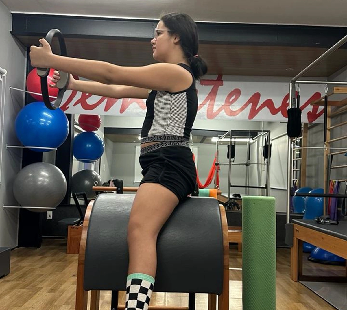 Ana Laura de Oliveira faz Pilates na Academia Demóstenes Ribeiro