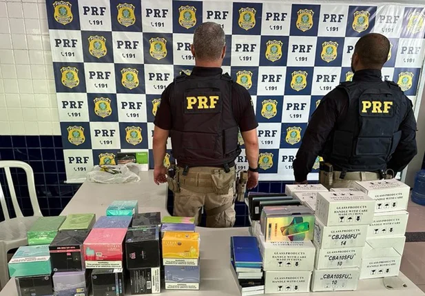 Apreensão de 120 cigarros eletrônicos e 424 telas de celulares sem nota fiscal