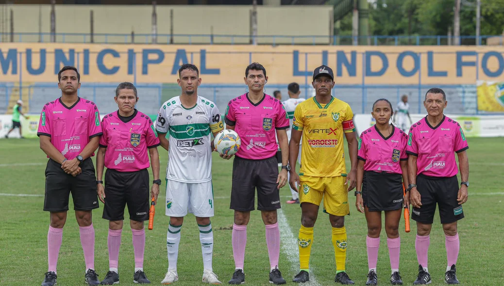 Arlan (capitão do Altos), Gilmar Bahia (capitão do Picos) e arbitragem