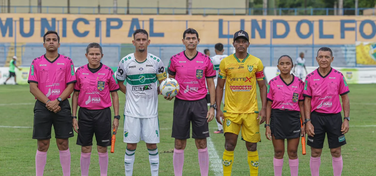 Arlan (capitão do Altos), Gilmar Bahia (capitão do Picos) e arbitragem
