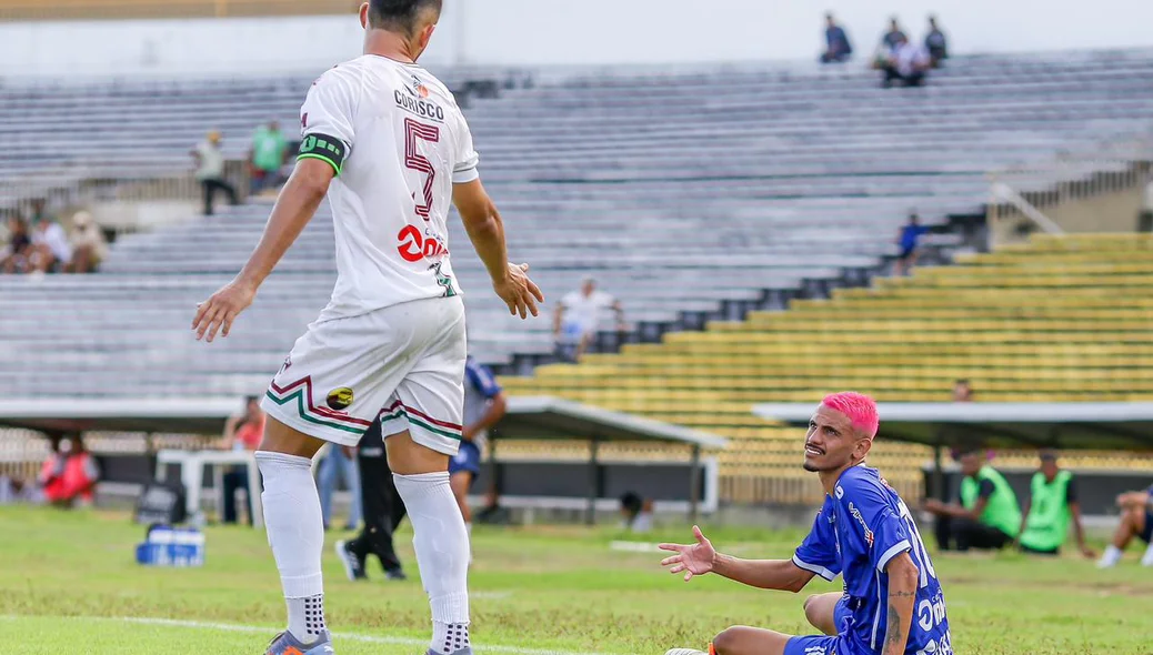 Atleta do Oeirense reclamando da falta