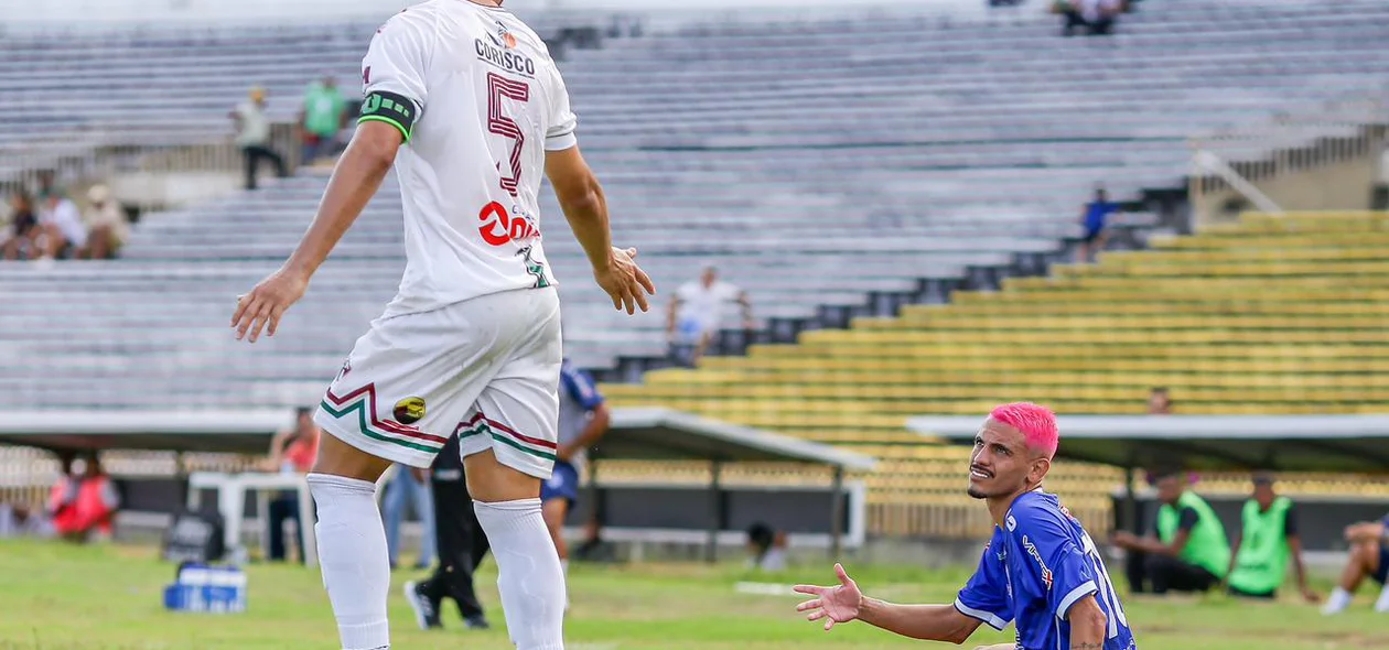 Atleta do Oeirense reclamando da falta