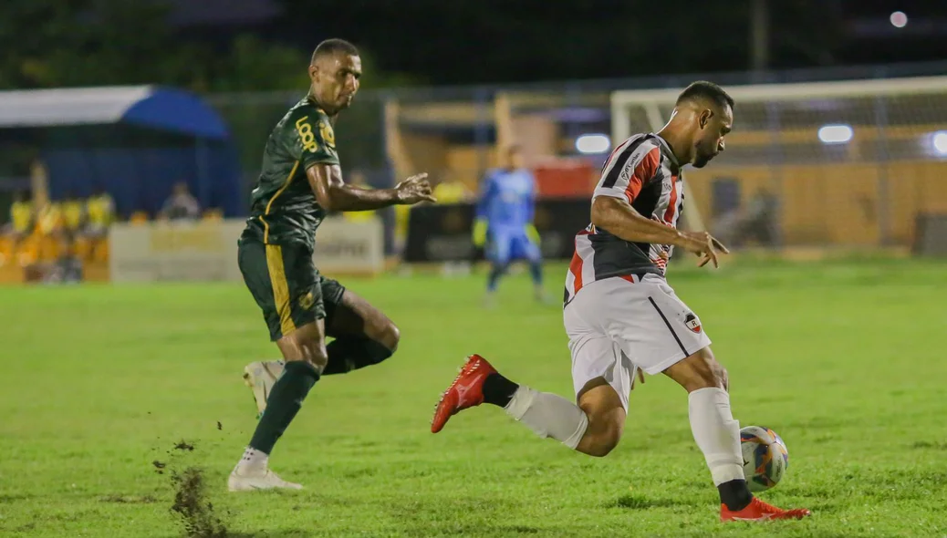 Atleta do River dispara com a bola