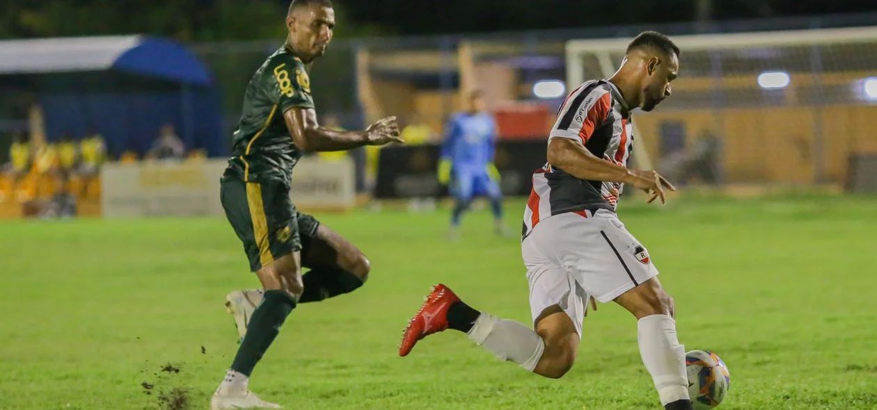 Atleta do River dispara com a bola