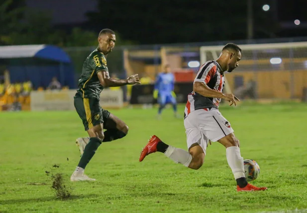 Atleta do River dispara com a bola