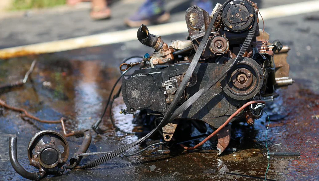Automóveis ficaram destruídos com o impacto