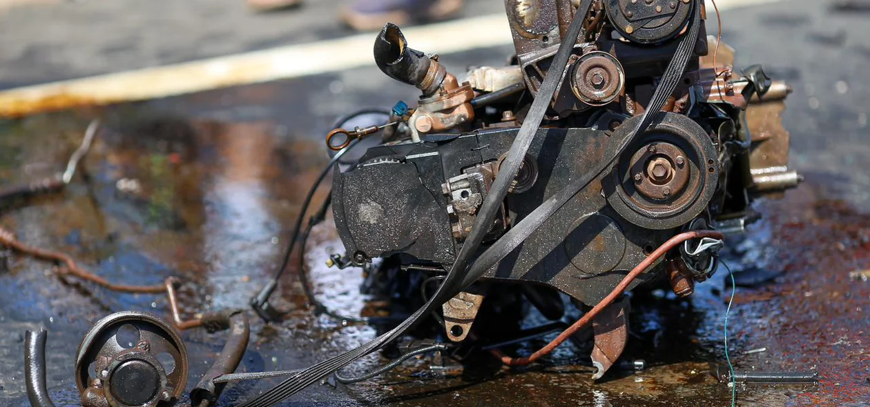 Automóveis ficaram destruídos com o impacto