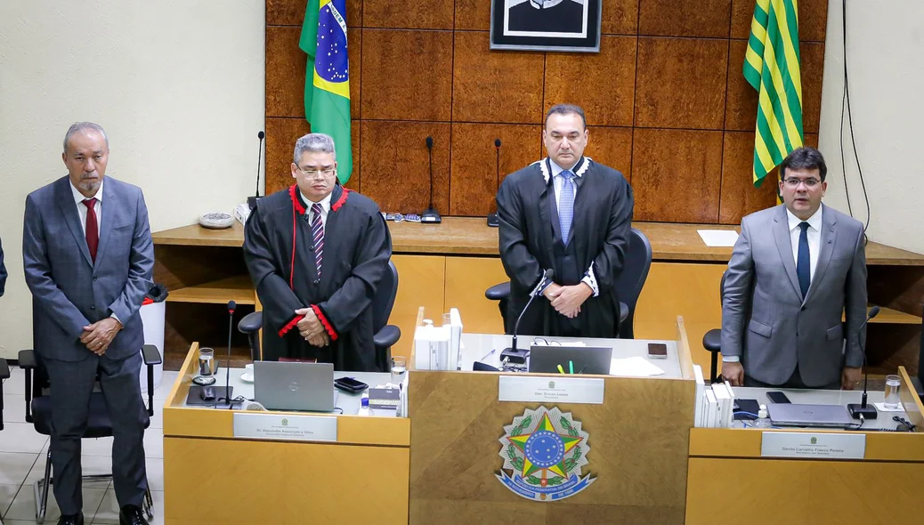 Autoridades do Executivo e do Judiciário durante a execução do hino nacional