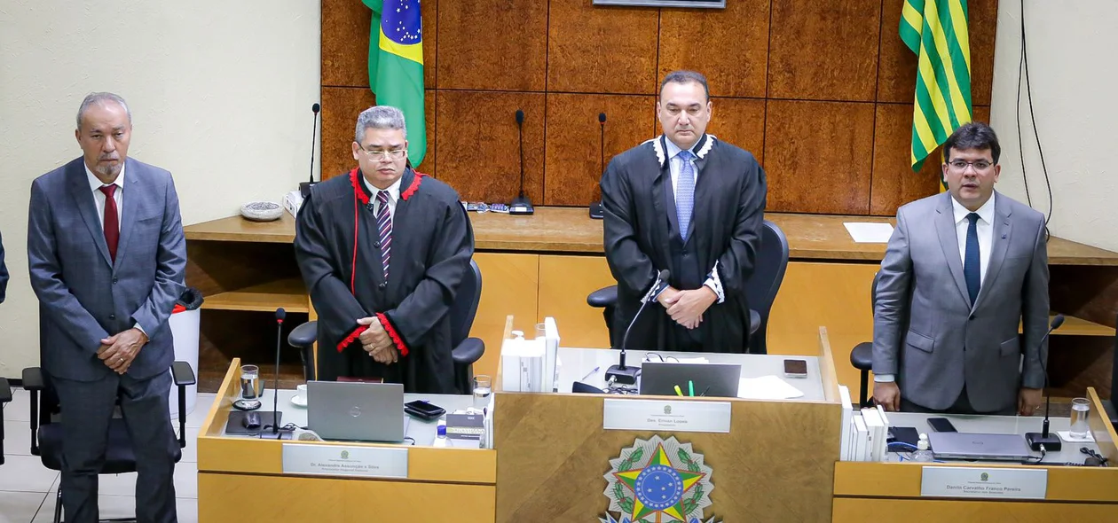 Autoridades do Executivo e do Judiciário durante a execução do hino nacional