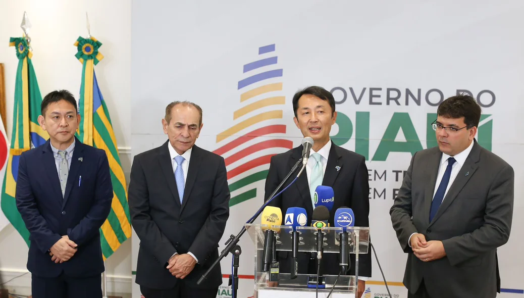 Autoridades na coletiva que aconteceu no karnak