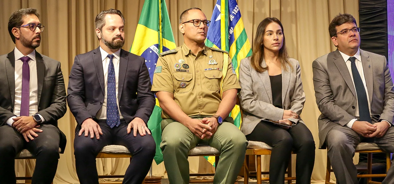 Autoridades prestigiando o evento