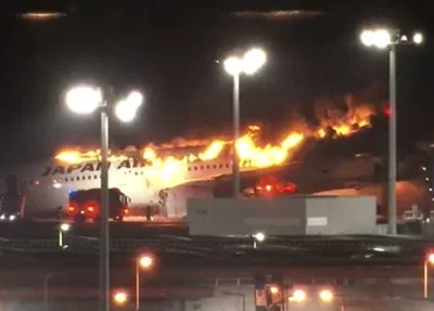Avião com quase 400 passageiros pega fogo no Japão
