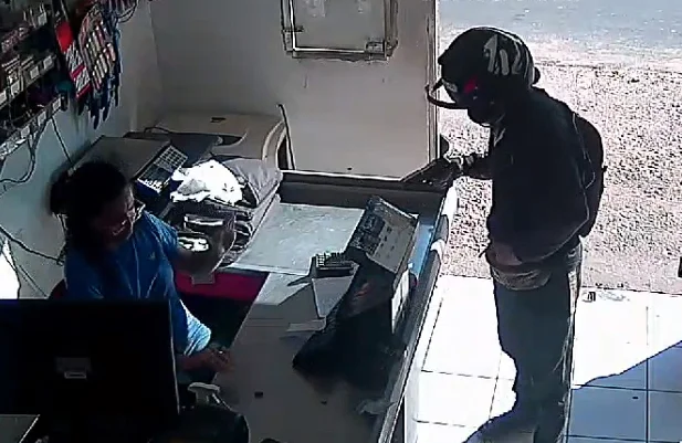 Bandidos assaltos comércio em Bom Jesus