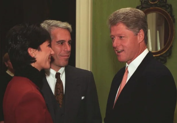 Bill Clinton junto com Jeffrey Epstein e Ghislaine Maxwell