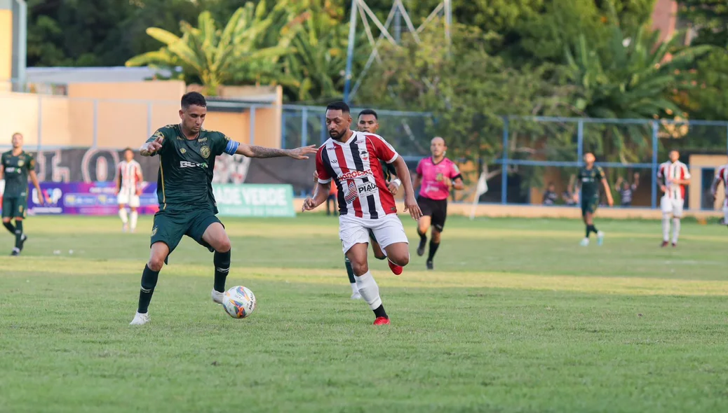 Bola é disputado pelos jogadores do River e Altos