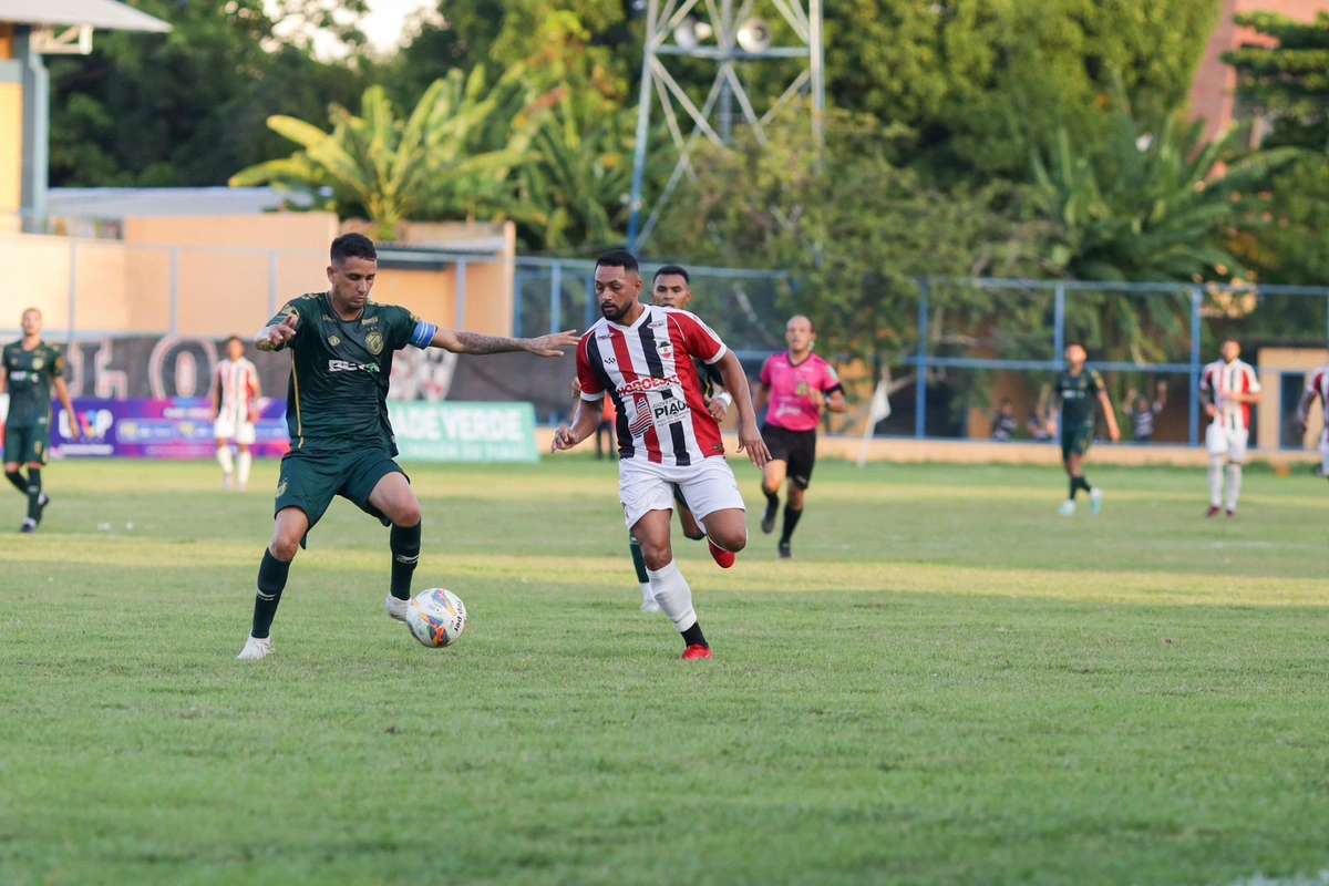 Bola é disputado pelos jogadores do River e Altos