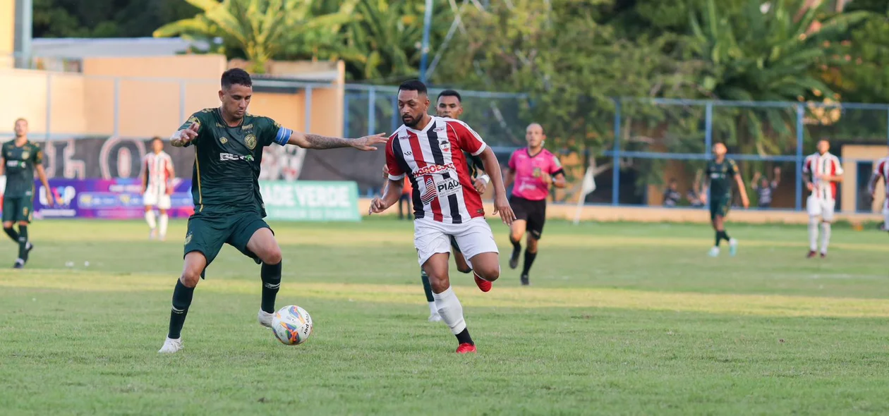 Bola é disputado pelos jogadores do River e Altos