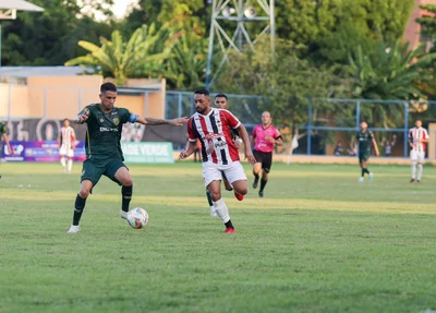Bola é disputado pelos jogadores do River e Altos
