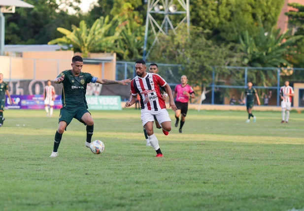 Bola é disputado pelos jogadores do River e Altos