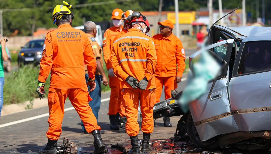 Bombeiros no local