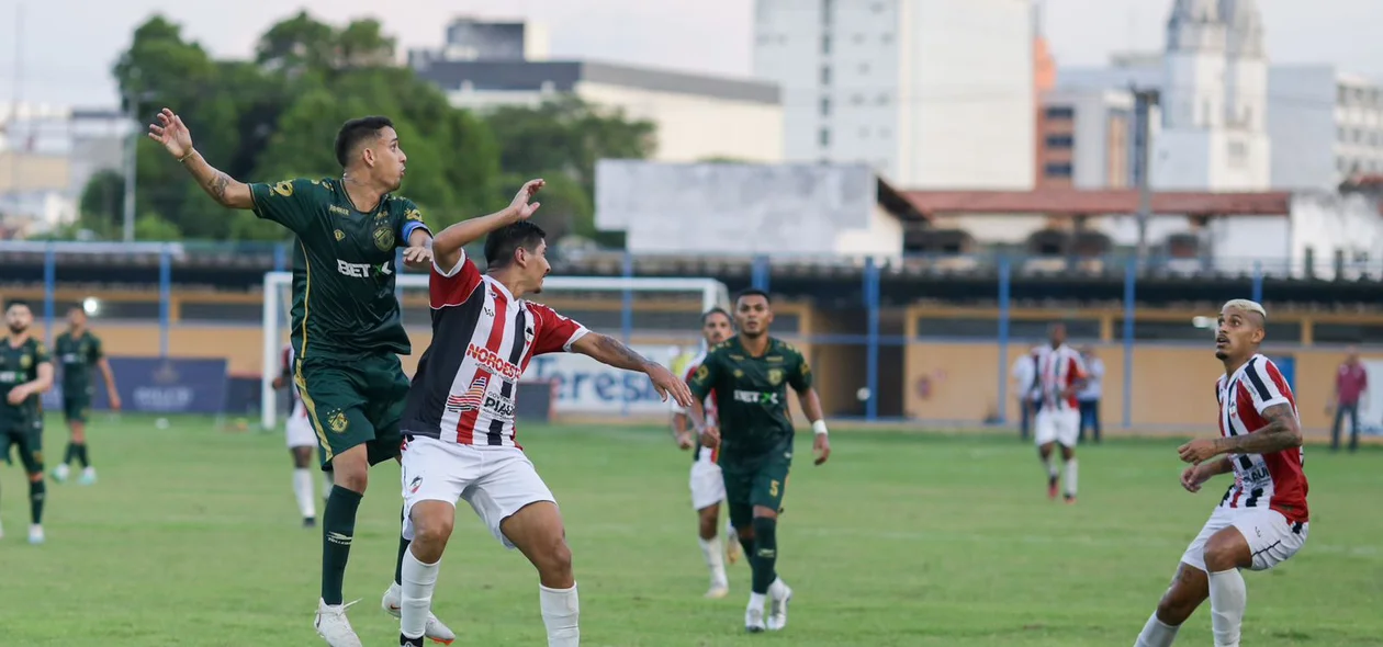 Briga pela bola aérea