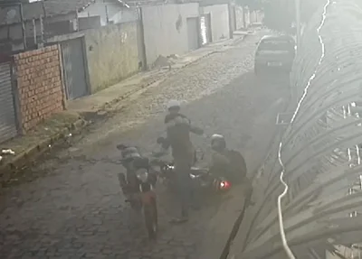 Câmera flagra bandido derrubando enfermeira em roubo na zona norte de Teresina